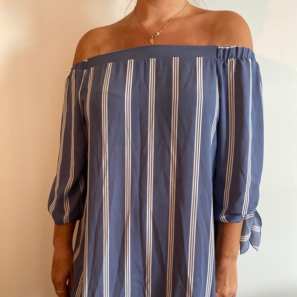 Off the shoulders dress - Picture 2 of 3